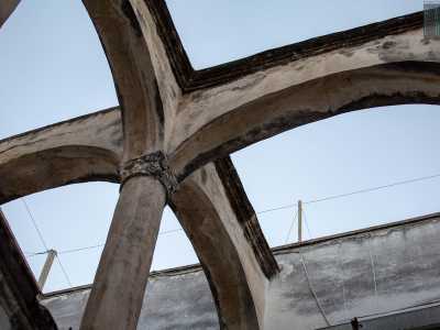 Lo spettacolo � sublime, anche perch� la struttura millenaria, in assenza di un tetto, si eleva verso il cielo creando delicati disegni geometrici su uno sfondo celeste